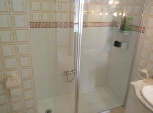 Salle de bain avec douche. Bathroom with italian shower.